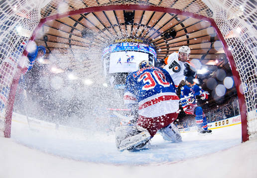 New Yorks målvakt Henrik Lundqvist utmanas av