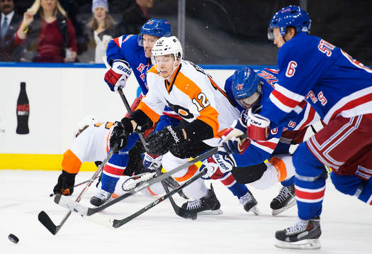 Philadelphias Michael Raffl kämpar mot New Yorks Dominic
