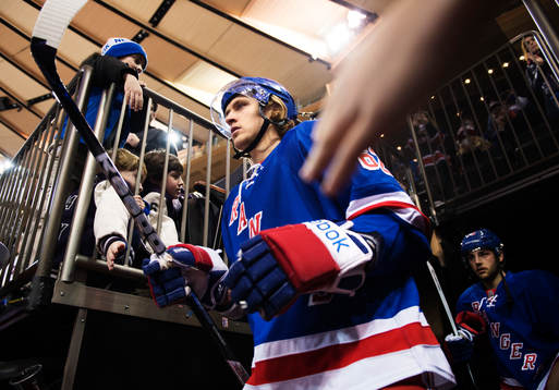 New Yorks Carl Hagelin gör entré till ishockeymatchen i