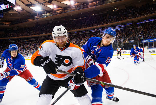 Philadelphias Jakub Voracek utmanas av New Yorks Marc Staal