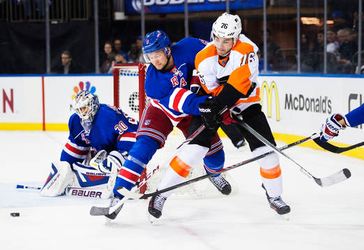 New Yorks Anton Strålman håller undan Philadelphias Chris