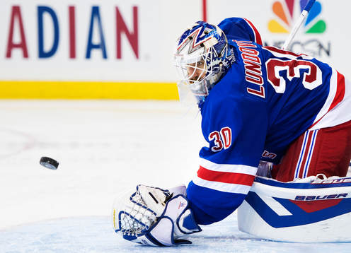 New Yorks målvakt Henrik Lundqvist fokuserar på pucken