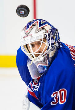 New Yorks målvakt Henrik Lundqvist fokuserar på pucken