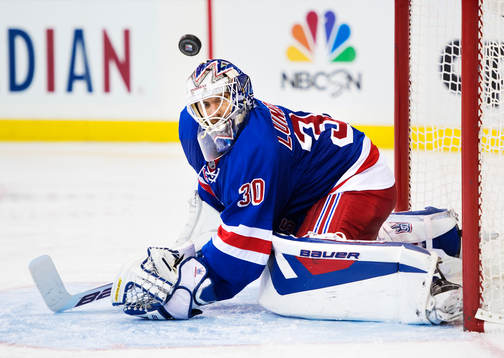 New Yorks målvakt Henrik Lundqvist fokuserar på pucken