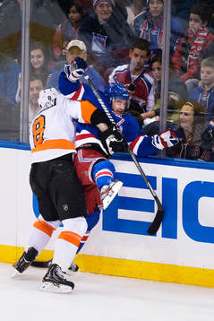 Philadelphias Nicklas Grossman tacklar New Yorks Mats