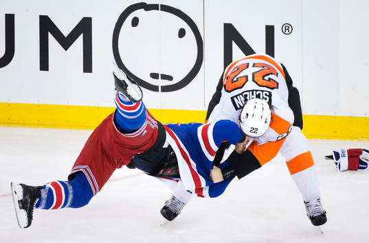 New Yorks Daniel Carcillo kastas ner av Philadelphias Luke