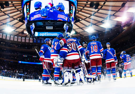 New Yorks målvakt Henrik Lundqvist kramas om av lagkamrater