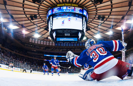 New Yorks målvakt Henrik Lundqvist räddar ett skott