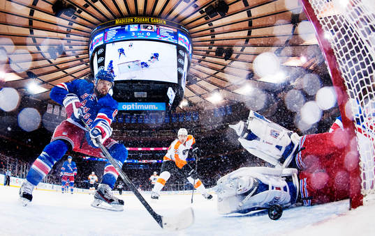 New Yorks Rick Nash rensar undan pucken framför mål