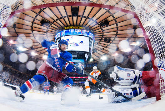 New Yorks Rick Nash rensar undan pucken framför mål