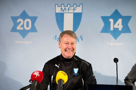 Åge Hareide kommer in till presskonferensen där han