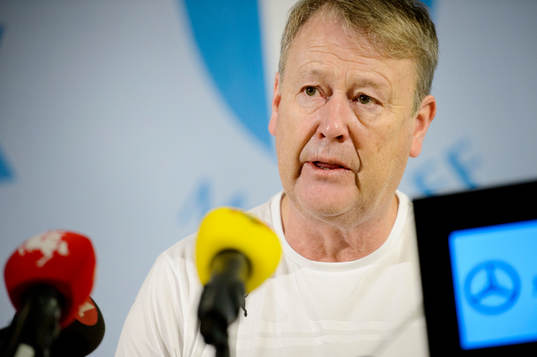 Åge Hareide kommer in till presskonferensen där han