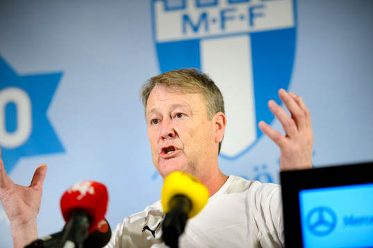 Åge Hareide kommer in till presskonferensen där han