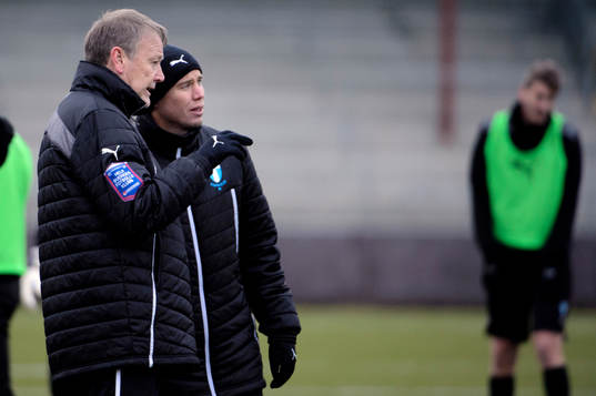 Åge Hareide i samtal med sportchef Daniel Andersson