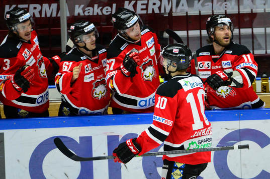 Malmö Redhawks Robin Alvarez jublar med bänken