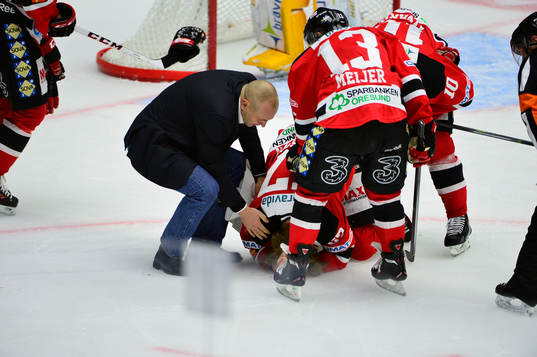 Malmö Redhawks Calle Andersson åker på en tuff tackling