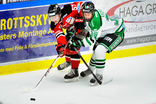 Malmö Redhawks Calle Andersson i kamp om pucken med