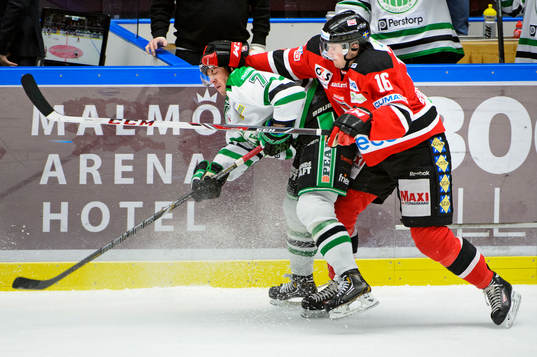 Malmö Redhawks Magnus Häggström trycker till Rögles