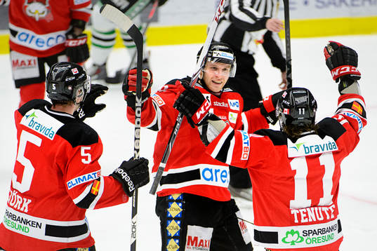 Malmö Redhawks Fredrik Storm (mitten) firar han gjort 3-0