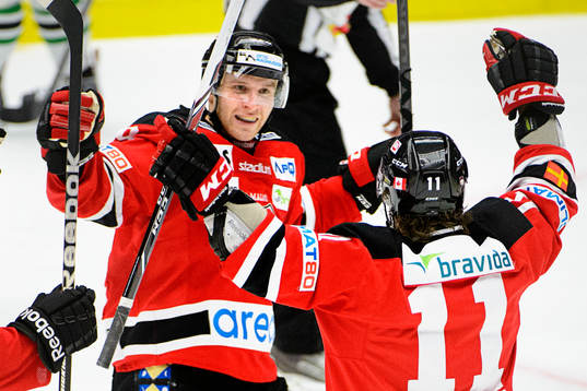 Malmö Redhawks Fredrik Storm (mitten) firar han gjort 3-0