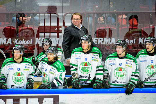 Rögles huvudtränare Magnus Bogren på bänken