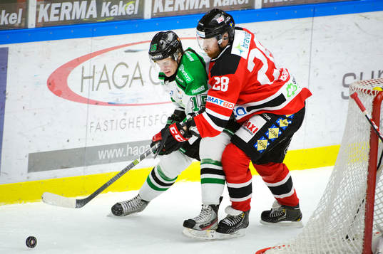 Malmö Redhawks Jens Olsson jagar Rögles Jakob Lilja
