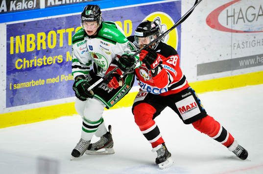 Malmö Redhawks Jens Olsson jagar Rögles Jakob Lilja