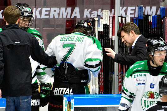 Rögles Victor Berglind hjälps av isen
