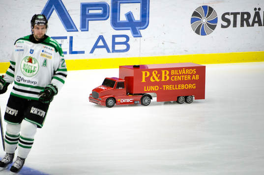 Matchpucken levereras med radiostyrd bil P&B Bildvårds
