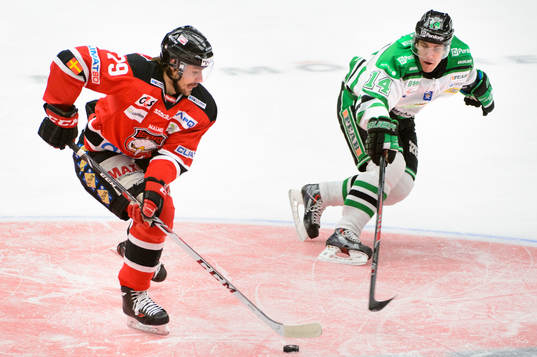 Malmö Redhawks Tomas Kollar jagas av Rögles Jesper Jensen