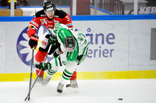 Malmö Redhawks Björn Carlsson i kamp om pucken med