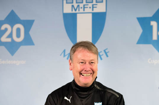 Åge Hareide kommer in till presskonferensen där han