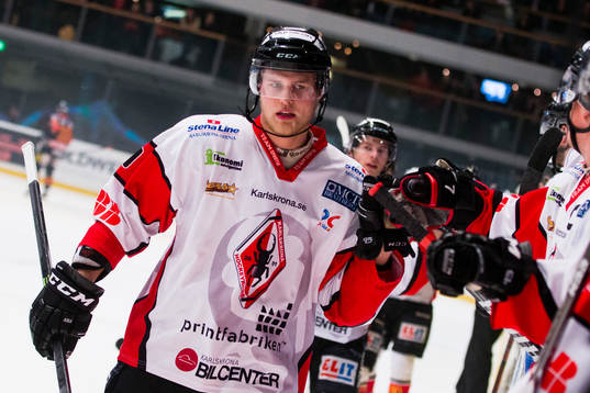 Karlskronas Martin Janolhs gratuleras av sina lagkamrater i