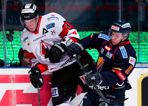 Djurgårdens Markus Ljungh trycker till Karlskronas