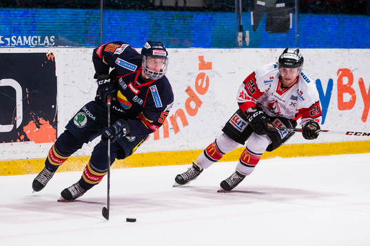 Djurgårdens Robin Norell jagas av Karlskronas Alexander
