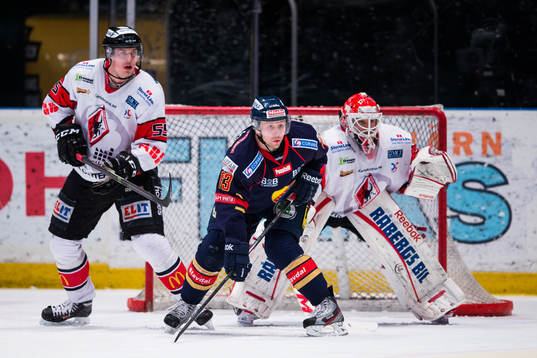 Karlskronas Simon Fredriksson vaktar Djurgårdens Dustin