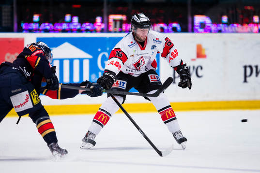 Djurgårdens Robin Norell med ett skott som Karlskronas