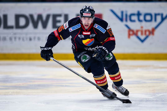 Djurgårdens Steve Saviano med pucken