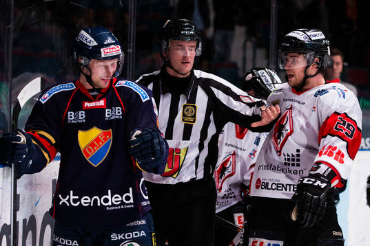Linjedomaren håller isär Djurgårdens Dustin Johner och