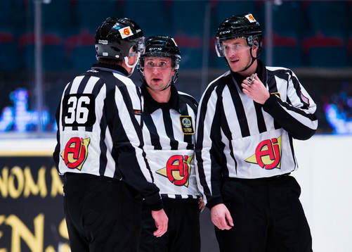 Domare Christoffer Karlsson (m) samtalar med linjedomarna