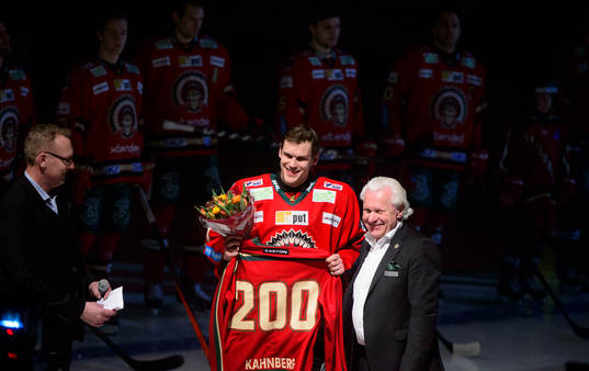 Frölundas Magnus Kahnberg tackas av innan matchen av