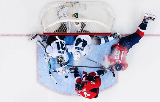 San Joses målvakt Antti Niemi och Marc-Edouard Vlasic ser