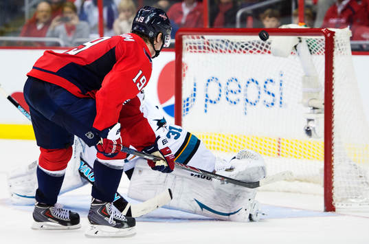 Washingtons Nicklas Bäckström missar en straff mot San