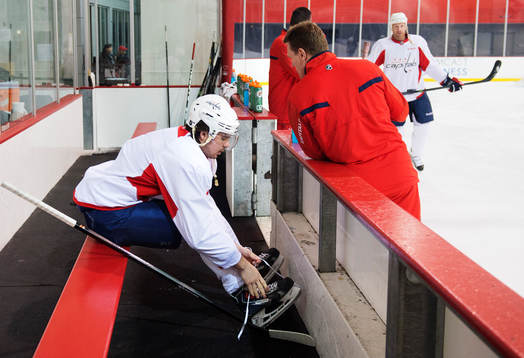 Marcus Johansson knyter skridskor samtidigt som han pratar