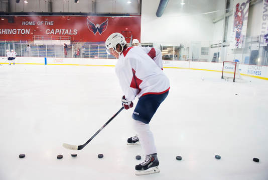 Nicklas Bäckström dribblar med en puck