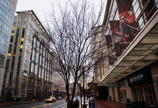 Utanpå arenan Verizon Center hänger det en banderoll med