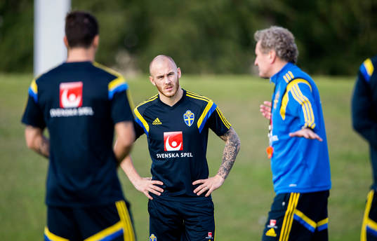Magnus Eriksson lyssnar på förbundskapten Erik Hamrén