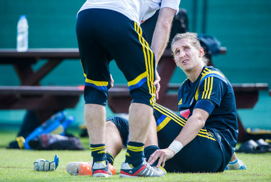 Målvakten David Mitov Nilsson stukar foten