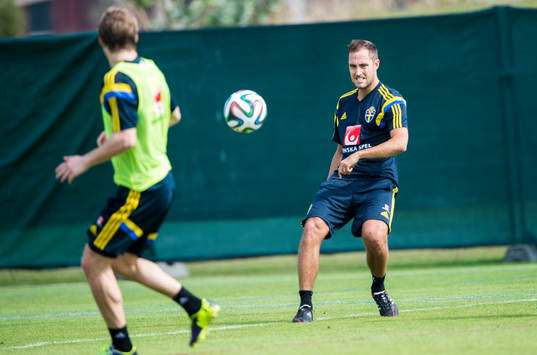 Niklas Backman spelar upp boll