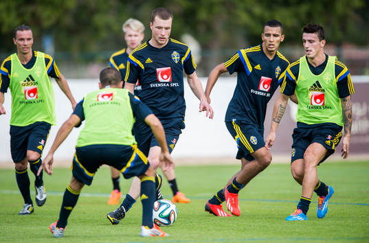 Jakob Johansson utmanar, till höger i bild Nabil Bahoui